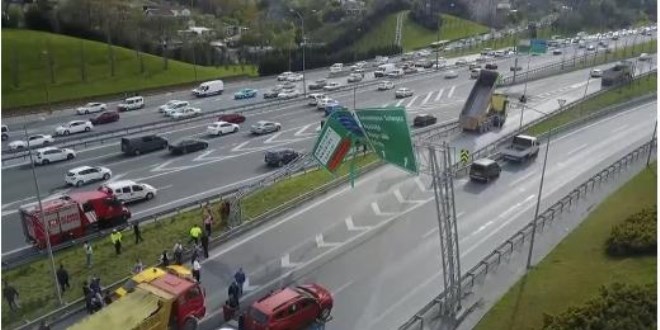 Damperi açık hafriyat kamyonu yön tabelasına çarptı