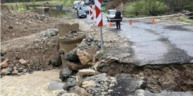 Giresun'da dere taştı, yol çöktü