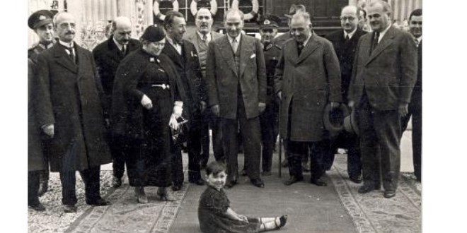 Fotoğraflarla Atatürk'ün çocuk sevgisi
