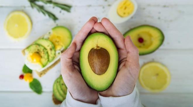 AVOKADO    İçerdiği omega-3 yağ asidi karaciğerin yenilenmesini destekler. Vücutta biriken zararlı yağ asitlerini temizleyerek karaciğerin sağlıklı çalışmasına yardımcı olur. Ancak uzmanlar günde bir taneden fazla tüketilmemesi gerektiğini de vurguluyor.