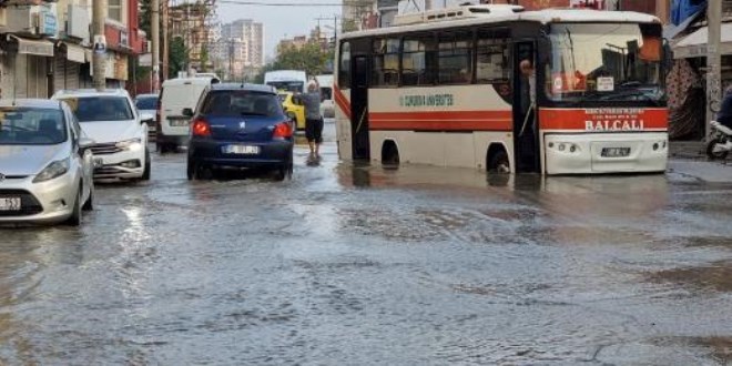 Su borusu patlayınca asfalt çöktü: Halk otobüsü ve motosiklet su dolu çukura düştü