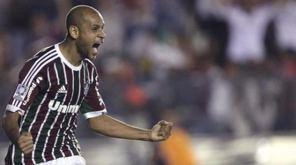 Sol bek için favori ise Carlinhos.