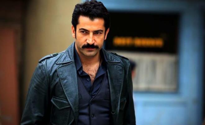 Yan yana görenlerin ayırt etmekte zorlandığı abi kardeşin pozları sosyal medyada gündem oldu.