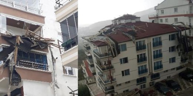 Ankara'da fırtına: Uçan çatı araçların üzerine düştü