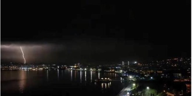 İstanbul'da şimşekler geceyi aydınlattı