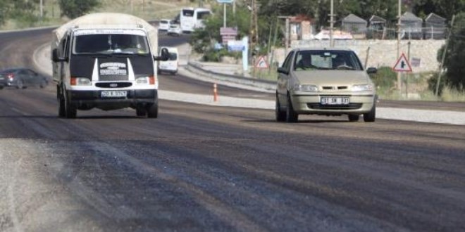 Denizli'de sıcak hava asfaltı eritti
