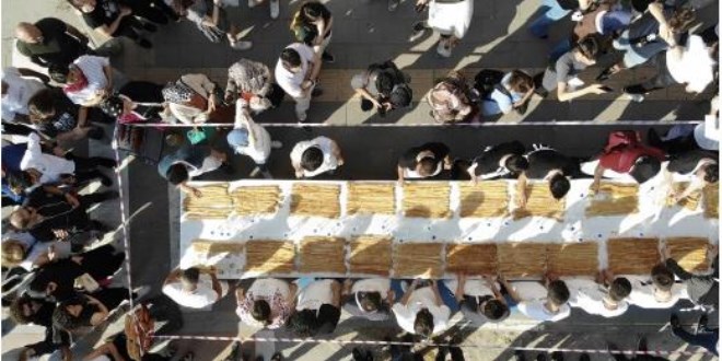 3 bin lira ödülü kazanabilmek için metrelerce börek yediler