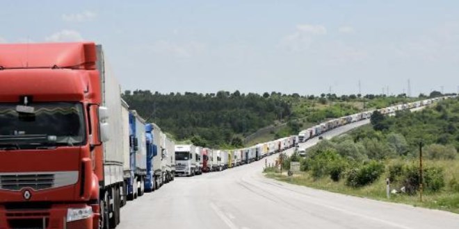 Sınırda 1 haftadır süren TIR kuyruğu çilesi