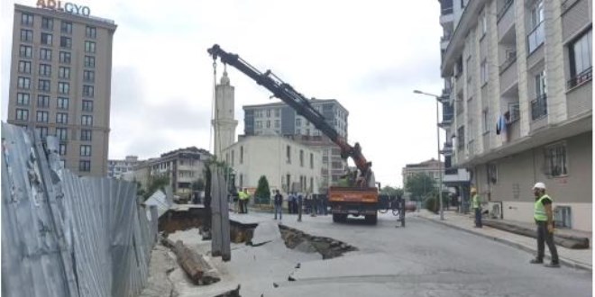 Sultangazi'de yolda çökme