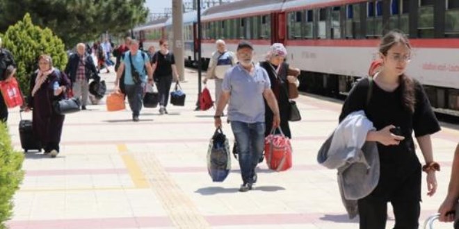 Gurbetçiler, tatil için trenle ana vatana geliyor