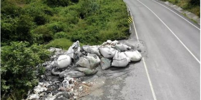Yol kenarına bırakılan çuvallarda kimyasal atık şüphesi