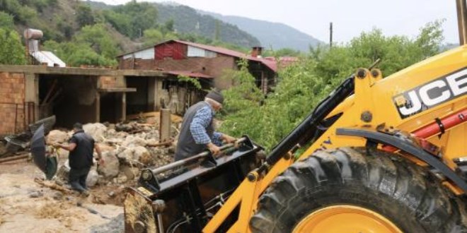 Sel araçları kullanılamaz hale getirdi