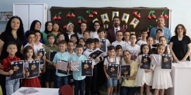 Aynı okulda 17 ikiz karne aldı