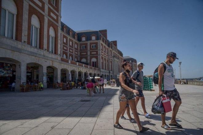 "SINIFLAR SAUNA GİBİ"    Sevilya'da ilkokul öğrencileri ve ailelerinden oluşan bir grup, sıcağa rağmen okulların tatil edilmemesini protesto etti.    Derse girmeyen ve okul bahçelerinde "sınıflar sauna gibi" diye slogan atan öğrenciler, su tabancasıyla oynayıp serinlemeye çalıştı.