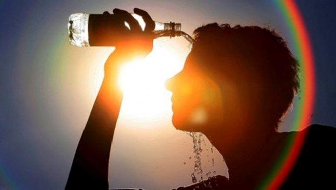 ALMANYA    Almanya Meteoroloji Dairesi (DWD) hafta sonunda özellikle ülkenin güney ve orta kesimlerinde sıcaklığın 38 dereceye kadar çıkacağını ve gece saatlerinde de sıcaklığın 20 derecenin altına inmeyeceğini duyurdu.    Yetkililer sıcaklığın yüksek olduğu bölgelerde orman yangını riskine karşı uyarırken, uzmanlar da yaşlılara ve sağlık sorunu olanlara dikkat etmelerini ve çok sıvı tüketmelerini tavsiye etti.