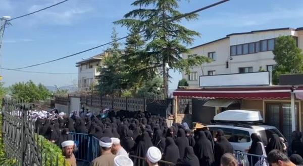 Yerine kim geldi? : Mahmut Ustaosmanoğlu'nun cenazesinin Fatih Camii'nde Cuma Namazını müteakip kılınacak cenaze namazının ardından toprağa verileceği öğrenildi. Mahmud Efendi yerine vekil olarak Hasan Kılıç'ı tayin etmişti.