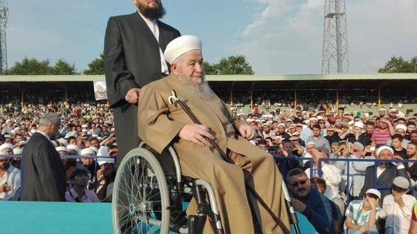 Cumhurbaşkanlığı Sözcüsü İbrahim Kalın:  ?Allah?tan geldik, yine O?na döneceğiz.? Değerli alim, hoca, fazıl ve veli insan muhterem Mahmut Ustaosmanoğlu efendiye Allah?tan rahmet, ailesine ve yakınlarına baş sağlığı ve sabırlar diliyorum. Mevla sonsuz rahmetiyle muamele eylesin. Mekanı cennet olsun."