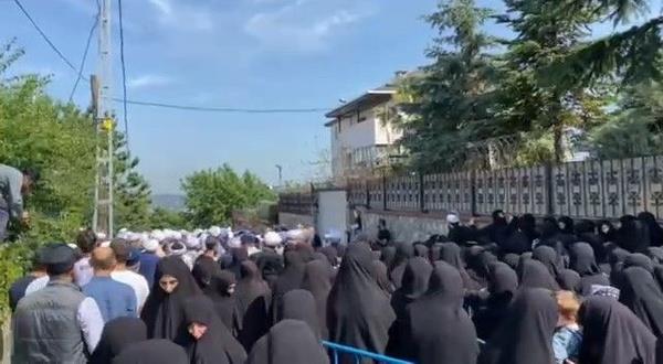 Mahmut Ustaosmanoğlu, 1929 senesinde Trabzon'da dünyaya geldi. Gençliğinde çevresindeki köylerin hocalarından ders aldı. 16 yaşında icazet aldı. İcazetinden sonra köyünde ders vermeye başladı. Henüz askerlik çağına gelmeyecek kadar genç yaşında, yetiştirmiş olduğu talebelerine icazet verdi. 16 yaşındayken evlendi.  1952 senesinde şeyhi Ali Haydar Efendi ile tanıştı. Askerlik dönüşünde Ali Haydar Efendi tarafından İsmailağa Camii'nde imamlık yapması üzerine davet aldı. 1954 senesinde İsmailağa Camii'nde imamlık görevine başlayan Ustaosmanoğlu, bu görevini 1996 senesinde emekli olana kadar sürdürdü.