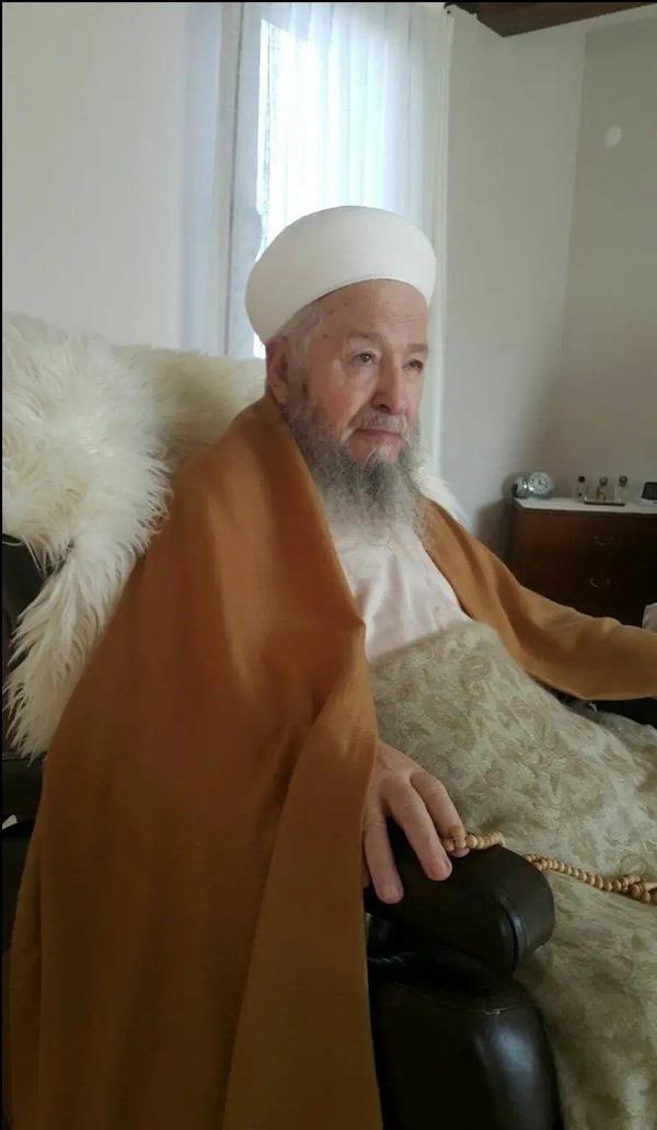 Diyanet İşleri Başkanı Prof. Dr. Ali Erbaş:  "İslam?ın inanç, ibadet, ahlak ve muamelâta dair emir ve nehiylerinin öğrenilmesi ve yaşanması için ilim ve irfan yolunda bir asra yakın mücadele yürüten, binlerce talebe yetiştiren Mahmud Efendi üstadımızın mekanı cennet, makâmı âlî olsun."