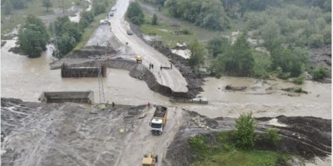 Köprü çöktü, iki ilçeye ulaşım kesildi