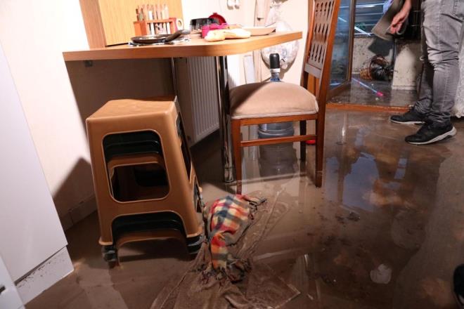 İhbar üzerine bölgeye çok sayıda itfaiye ve sağlık ekibi sevk edildi. Kısa sürede bölgeye ulaşan ekipler suyun tahliyesine başladı. Aynı anda balık adamlar da evde mahsur kadının kurtarılması için çalışma başlattı.