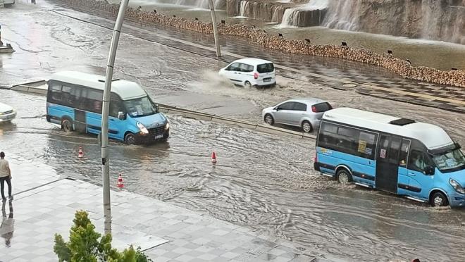 Ankara'da bir can kaybı ise son anda önlendi. Yenimahalle'de sel sularının bastığı zemin katta yaşlı adam mahsur kaldı. Yaşlı adam çevrede bulunan vatandaşlar camı kırarak kurtardı.
