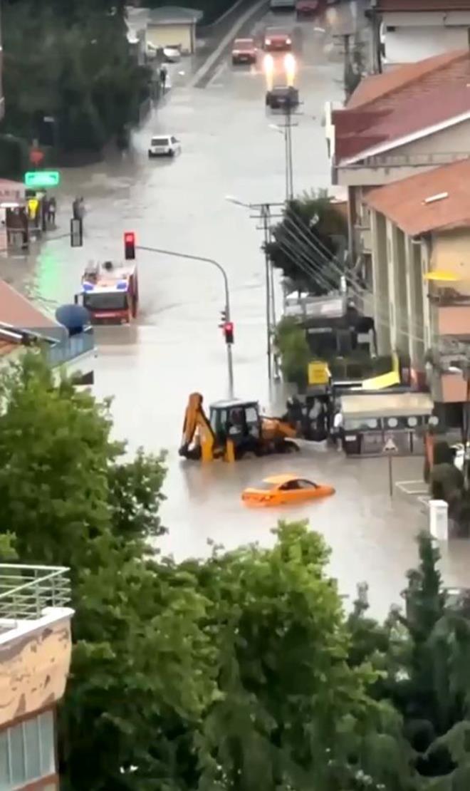 Yoğun yağış hayatı da olumsuz etkiledi. Bir çok ev ve iş yerini su bastı. Vatandaşlar suyu tahliye etmek için yoğun çaba sarfetti. Sağanak trafikte bulunanlara da zor anlar yaşattı. Göle dönen cadde ve yollarda çok sayıda araç su altında kaldı.    Vatandaşlar su basan araçlarını kendi imkanlarıyla kurtarmaya çalıştı.    Ani bastıran yağış nedeniyle bazı yollar ise adeta nehre dönüştü. Şiddetli akıntıya kapılan çok sayıda araç sürüklendi. Bir motosiklet kuryesi ise akıntıya kapılmaktan son anda kurtarıldı