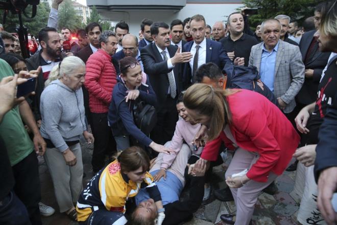 Busenur Doğanay'ın hayatını kaybettiğini öğrenen yakınları sinir krizi geçirdi. Baygınlık geçiren yakınlarına bölgede bulunan sağlık ekipleri müdaha etti.