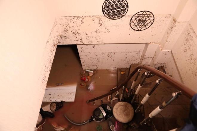 Akşam saatlerinde başlayan sağanak yağış özellikle Keçiören'de etkili oldu. Yoğun yağış nedeniyle oluşan sel suyu İncirli'de bir apartmanın zemin kat dairesini bastı. Evde bulunan genç bir kadın mahsur kaldı.