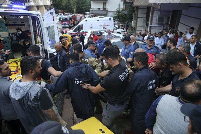 "11 HAZİRAN'DA HAYATINI KAYBEDEN KİŞİYLE AKRABA"    Keçiören Belediye Başkanı Turgut Altınok hayatını kaybeden kişinin 11 Haziran'da yaşanan selde Altındağ ilçesinde hayatını kaybeden kişiyle akraba olduğunu anlattı.