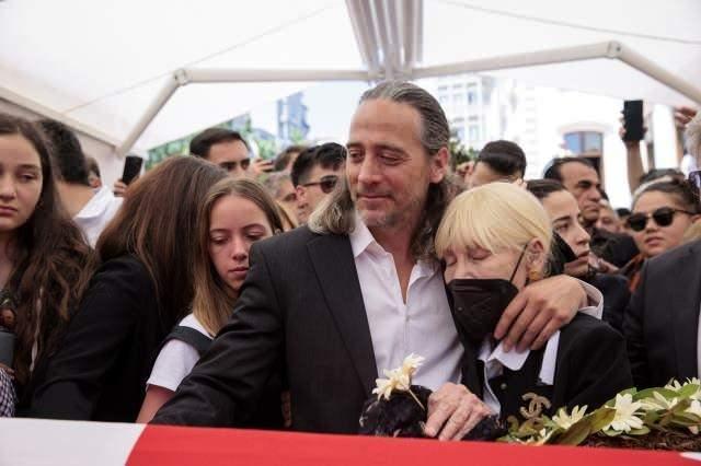 Usta oyuncunun cenazesi Teşvikiye Camii'nde kılınan öğle namazına müteakiben Zincirlikuyu Mezarlığı'na defnedilirken eşi Betül Cüreklibatır ve oğulları o anlarda gözyaşlarına boğuldu.