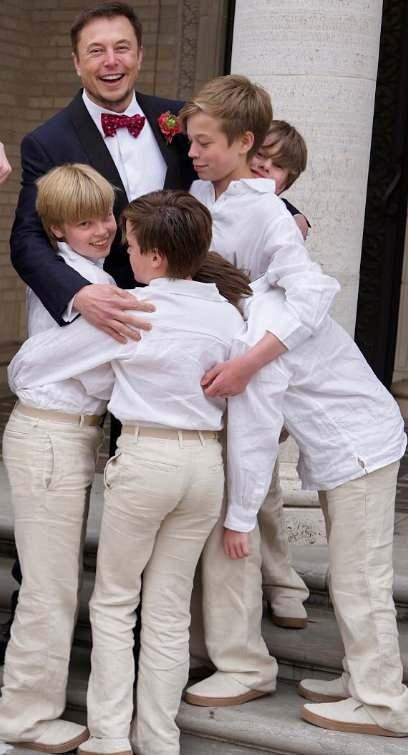 SEYAHAT ETMEYE AÇIK OLMALILAR    Yaşam şeklinden dolayı sık sık seyahat eden ünlü iş insanı çocuklarının da dünyayı gezmesi gerektiğini düşünüyor. "Eğer Tesla ile ilgili bir iş için Çin'e gitmem gerekirse, çocuklarımı da beraberimde götürürüm" diyen Musk hem işiyle hem de ailesiyle eşit derece ilgilenmeye çalışıyor.