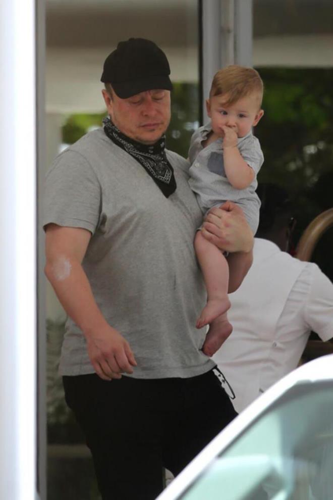 ANNE DEMEK YOK!    En ilginç kurallardan biri ise Musk ve Grimes'ın oğlu X'in anne kelimesini kullanmasının yasak olduğu. X, annesi Grimes'a asıl adı olan 'Claire' ile sesleniyor. Ünlü şarkıcının düşüncesi ise kendisinin de sevmediği anne kelimesini X'in hissettiği ve bundan dolayı anne demek istemediği şeklinde.