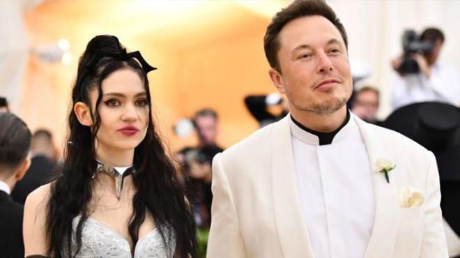 Elon Musk'ın en küçük oğlu X'in annesi şarkıcı Grimes, bir dergiye verdiği röportajda "Elon onu varisi gibi görüyor ve ona her şeyi sunuyor? ifadelerini kullanmışı. Çocuklarıyla medyada çok fazla görünmeyen Musk, oğlu X?i şimdiden birkaç etkinliğe götürdü bile" ifadelerini kullanarak Musk'ın çocuklarına olan düşkünlüğünü ifade etmişti.