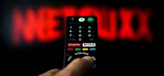 Son günlerde yayınladığı skandal içeriklere tepkilerin odağında olan dijital yayın platformu Netflix bir rezalete daha imza attı. Her içeriğinde eşcinsel sapkınlığı eklemeyi ihmal etmeyen Netflix yine çocukları hedef aldı.