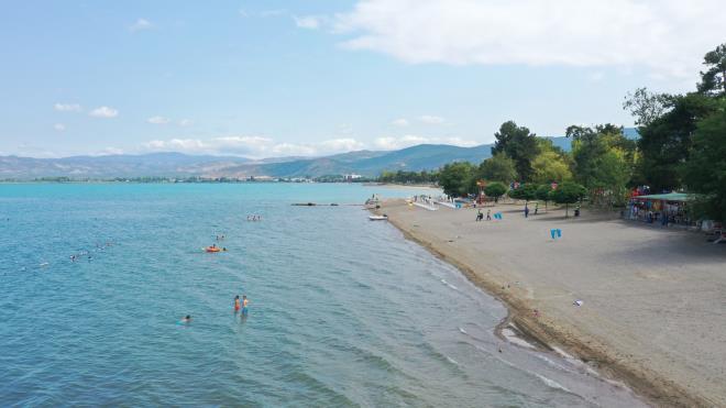 Bursa'nın sahil kenti kimliğini öne çıkarmak için Mudanya, Gemlik ve Karacabey sınırlarındaki 115 kilometre deniz kıyısı ile İznik ve Uluabat'taki 162 kilometre göl kıyısında önemli düzenleme çalışmalarını hayata geçiren Büyükşehir Belediyesi, sahillerle ilgili önem bir başarıya imza attı. Bu yıl yaz sezonunda 24 adet halk plajında, 25 idari personel, 135 temizlik personeli ve 30 araçlık filo ile her gün rutin olarak 30 hektarlık sert zemin ve 76 hektarlık kumluk alanın temizliğini yapan Büyükşehir Belediyesi, hizmet kalitesini 'Mavi Bayrak'la tescillemiş oldu. İznik Gölü?ne Mavi Bayrak alabilmek için Türkiye Çevre Eğitim Vakfı'na başvuran Büyükşehir Belediyesi, su kalitesinden temizlik ve can güvenliğine, engelli erişim imkanlarından soyunma kabinleri ve duşlara kadar 33 farklı kriteri yerine getirdi. İznik İnciraltı Halk Plajı, Bursa'nın ilk Mavi Bayraklı plajı olmaya hak kazandı. Mavi Bayrak, Büyükşehir Belediye Başkanı Alinur Aktaş, İznik Kaymakamı Recai Karal, İznik Belediye Başkanı Kağan Mehmet Usta ve Türkiye Çevre Eğitim Vakfı Kuzey Ege İller Koordinatörü Doğan Karataş'ın da katıldığı törenle İznik semalarında dalgalanmaya başladı.