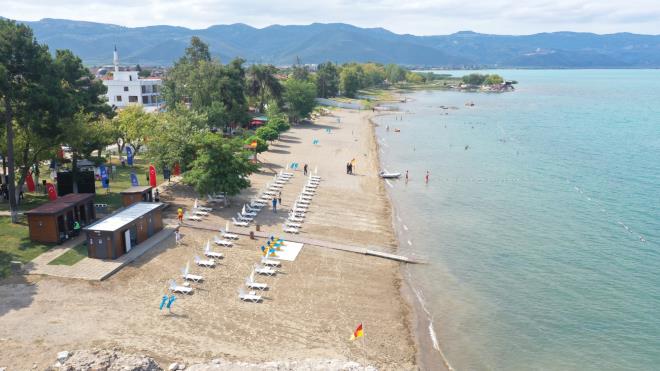 Bursa Büyükşehir Belediyesi, toplam 277 kilometrelik deniz ve göl kıyı bandına sahip Bursa'da sahillere yaptığı yatırımların meyvelerini toplamaya başladı. Bu çalışmalar sayesinde yüksek kalite göstergesi olan 'Mavi Bayrak', Bursa'da ilk kez İznik İnciraltı Halk Plajı'nda dalgalanmaya başladı.