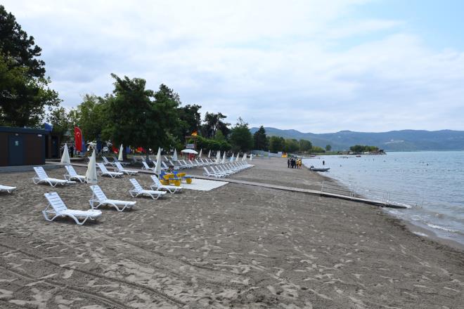 Konuşmaların ardından Cankurtaran botu ile gölden getirilen Mavi Bayrak, Başkan Aktaş ve protokol üyeleriyle birlikte göndere çekildi.