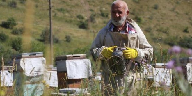 Görme engeline rağmen 37 yıldır arıcılık yapıyor