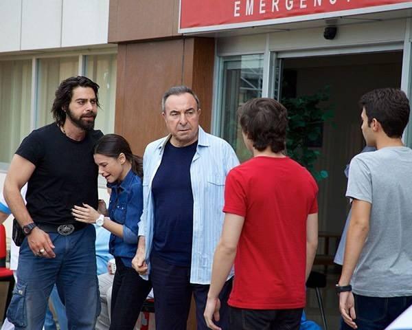 Türk televizyonlarının en uzun soluklu dizilerinden biri olarak hafızalara kazınan Arka Sokaklar, yıllar içerisinde pek çok yıldız oyuncuyu izleyenlerle buluşturdu.