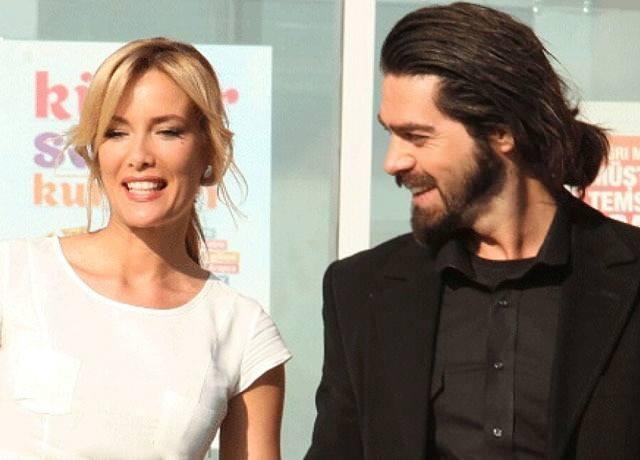 Toplamda 297 bölüm boyunca Arka Sokaklar dizisinde oynayan ünlü oyuncu 2008 yılında dizideki partneri Gamze Özçelik ile nikah masasına oturdu. Mutlu evlilikleriyle parmakla gösterilen çiftin bu birliktelikten bir de Murathan adını verdiklerini oğulları dünyaya geldi.