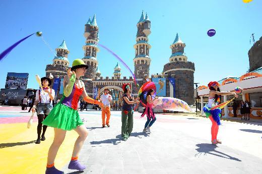 İçinde ulaşım sağlayan tramvay, ziyaretçilerin bir bölümden diğerine ulaşımını kolaylaştıracak.
