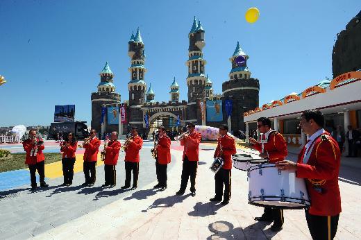 Personel alımında Eyüp ve Gaziosmanpaşa Belediyelerinin düzenlemiş olduğu mesleki eğitim kurslarından kaynak sağlanarak, personelin yaklaşık yüzde 70’i yakın çevreden temin edildi.