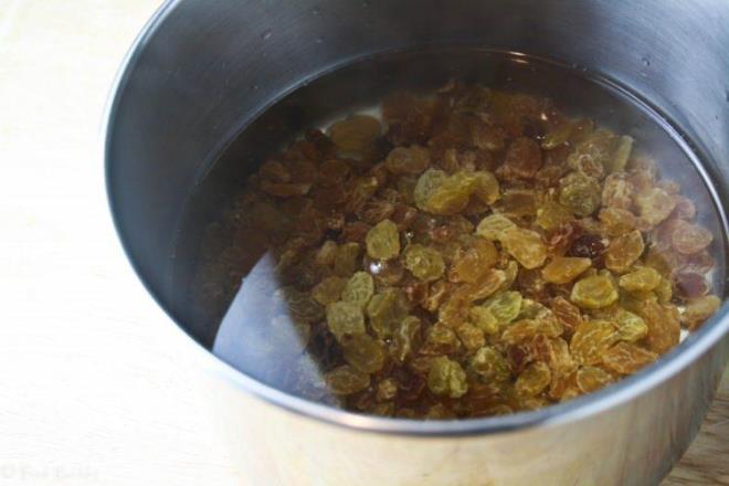 - Çeşitli sebeplerden dolayı karaciğerin zarından zararlı hücreler birikir. Bir süre sonra bu birikim karaciğerin yağ oranını artırarak ciddi hastalıklara neden olur. Ancak her sabah akşamdan hazırladığınız 21 kuru üzümlü suyu içerek bu riski azaltabilirsiniz. Kuru üzüm suyu karaciğeri temizlemenin yanı sıra zararlı hücrelere karşı da korur.