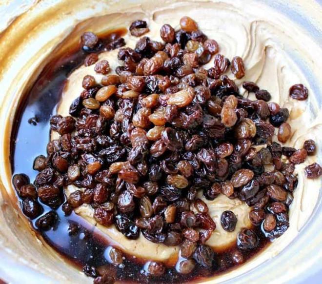 - Kuru üzüm içerdiği antiseptik maddeler sayesinde sindirimi kolaylaştırır. Aynı zamanda yemek borusu, mide ve bağırsaklardaki biriken toksin kalıntıları da dışkı ya da idrar yolu ile vücuttan atar.