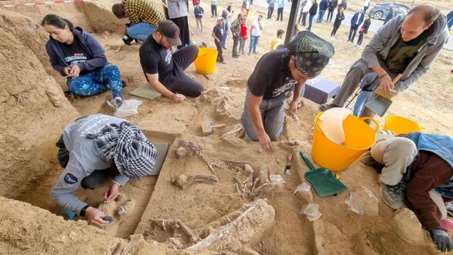 Diğer taraftan, bilim insanları Homo erectus adlı bir avcı-toplayıcı tür olan ilk insanların, muhtemelen yaklaşık iki milyon yıl önce Afrika'dan göç etmeye başladığına inanıyor.     Dünyanın herhangi bir yerindeki en eski Homo fosilleri, günümüz Etiyopya?sında keşfedilen kısmi bir çene ve yaklaşık 2,8 milyon yıl öncesine ait.    Çin'inde yaklaşık 2,1 milyon yıl öncesine tarihlenen eski aletler keşfedildi, ancak Gürcü bölgeleri, Afrika dışındaki ilk insanların en eski kalıntılarına ev sahipliği yapıyor.