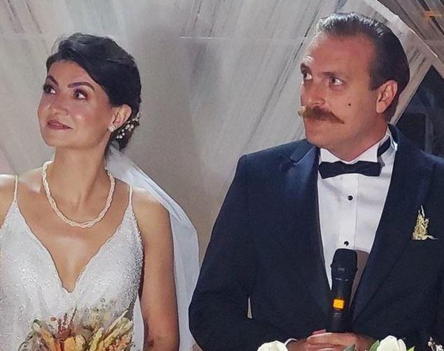 Özkaya açıklamasında "Arkadaşlar ben evlenmem demeyin. Şekil A da görüldüğü gibi..." notunu düştü.