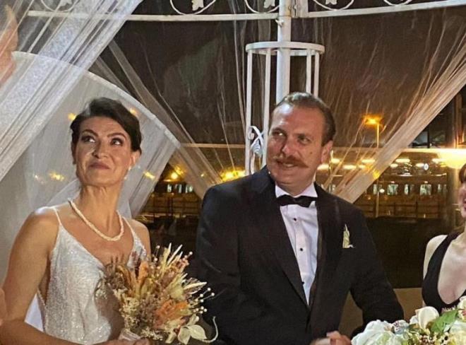 Devamında ise "Bu güzel günümüzde yanımızda olan, mutluluğumuzu paylaşıp gelemeyen herkese sonsuz teşekkürler " ifadelerini kullandı.
