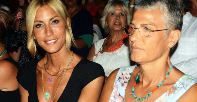 Ünlü sunucunun daha önce annesiyle olan paylaşımları ve yakınlığı magazin gündemine konu olurken, şimdilerde konuşulan kız kardeşi herkesi şaşırttı.