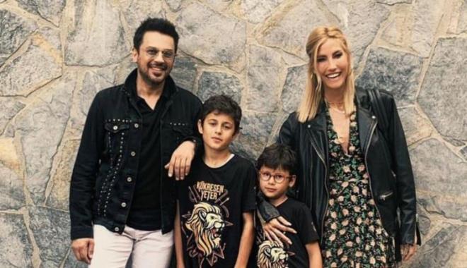 Şarkıcı Emre Altuğ ile 2008 yılında hayatlarını birleştirerek nikah masasına oturmuş ama daha sonrasında anlaşamadıkları anlayan çift, 2 çocuğuna rağmen boşanma kararı almıştı.